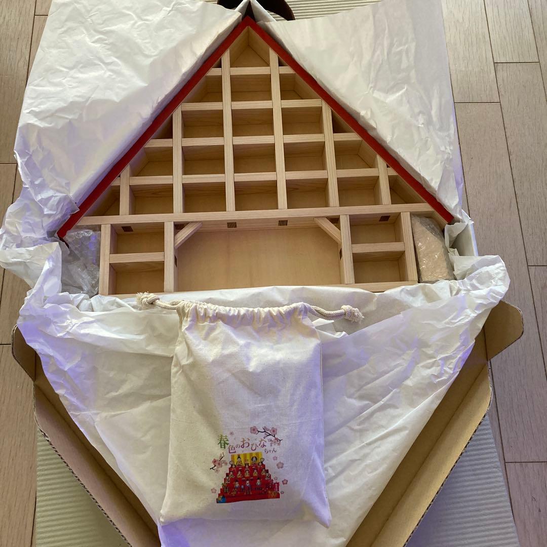 ひな人形飾りセット 木製 おひなちゃん&飾り棚 さんかくぼうしのあかいおうち